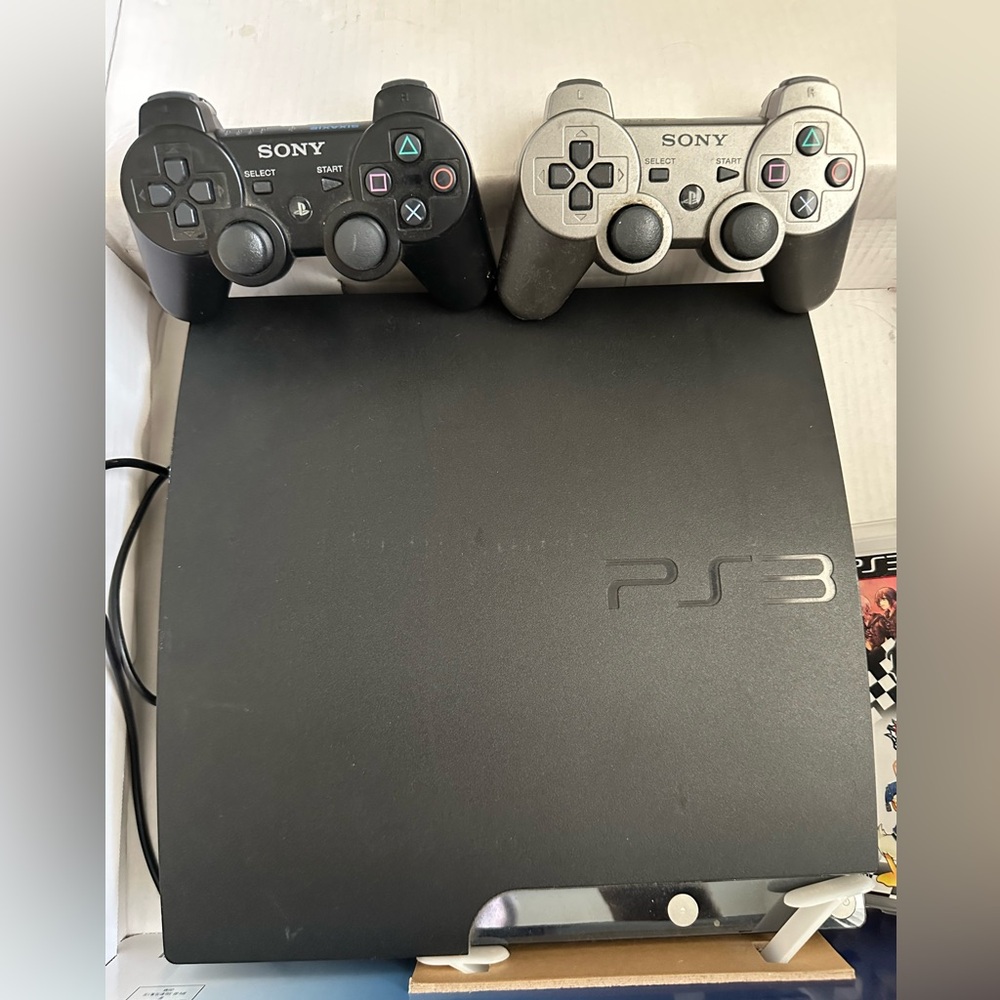 Sony PlayStation PS3 With Two Controllers and Two Kingdom Hearts Games - Picture 2 of 3